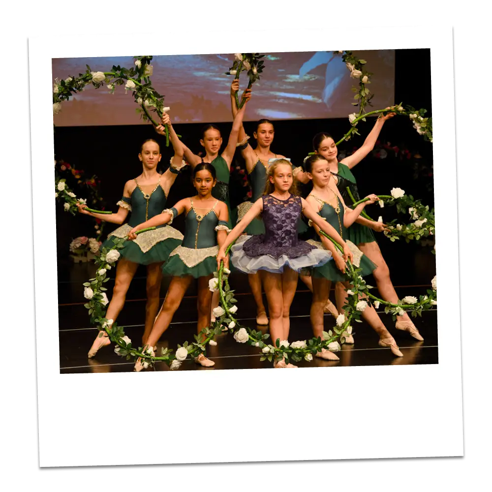 Tanzgruppe mit Kindern in Kostümen in der Tanzschule La Danza Reichenburg
