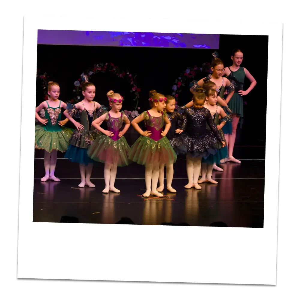 Kinder in Kostümen bei einer Pre-Ballett Aufführung in der Tanzschule La Danza Reichenburg