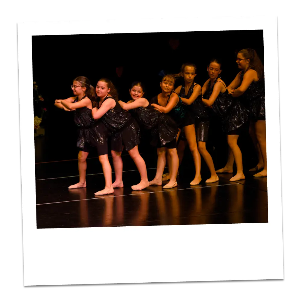 Kinder bei einer Jazz Dance Aufführung in der Tanzschule La Danza Reichenburg