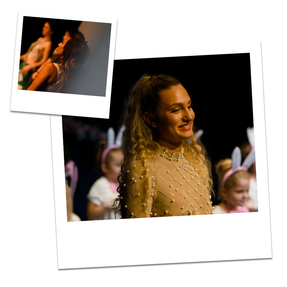 Patrizia Origlio lächelt bei der Tanzschule La Danza Reichenburg mit Kindern